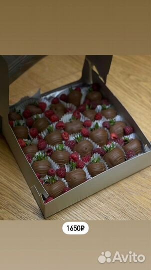 Клубника в шоколаде, бананы в шоколаде, малина