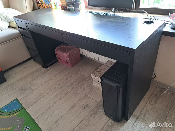 Письменный стол с ящиками