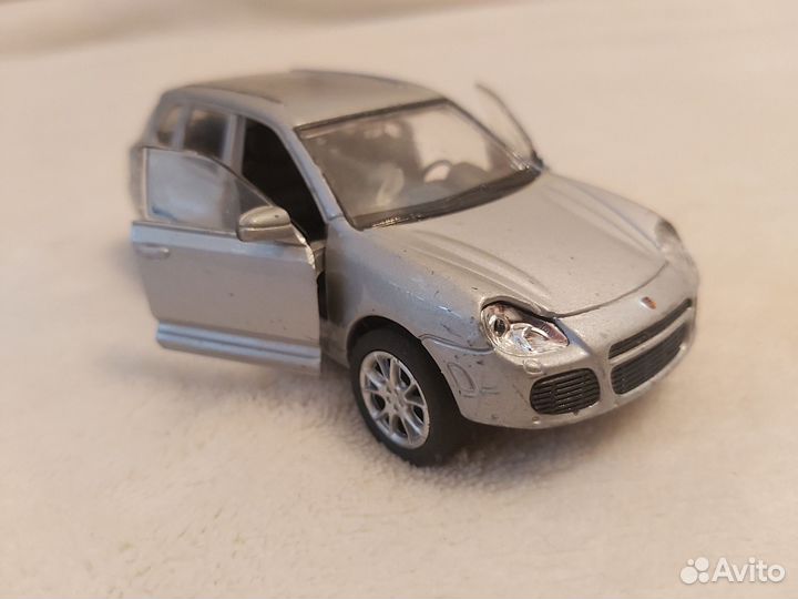 Модель Welly 42348 Porsche Cayenne Turbo