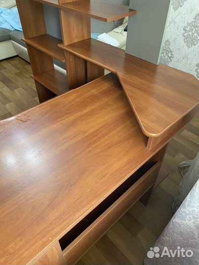 Стол с книжными полками