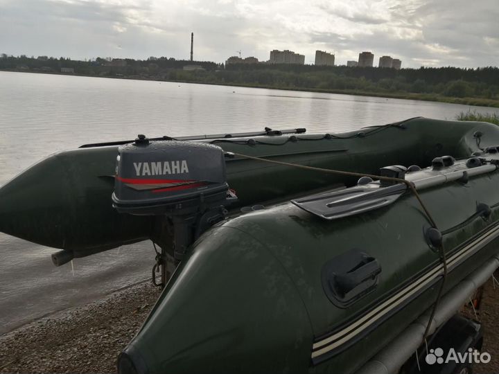 Лодка с моторном