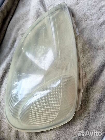 Стекло фар toyota vitz