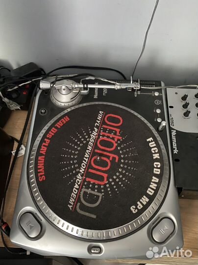 Numark TT200 Numark DM1050