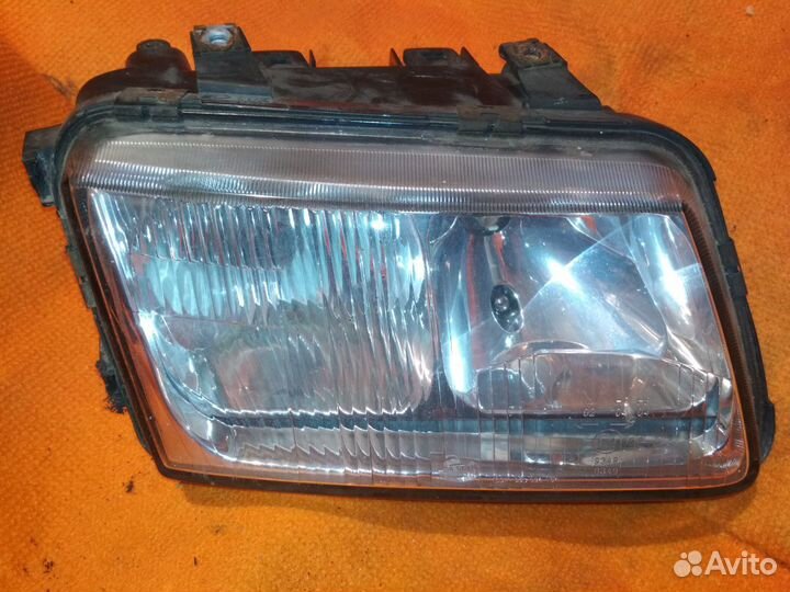 Фара правая Audi A3 8L hella