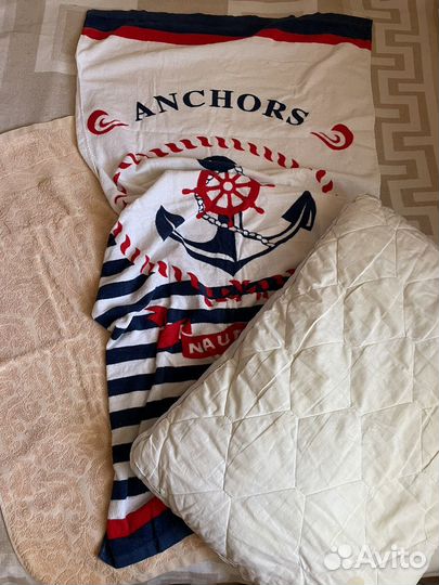 Полотенца и подушка