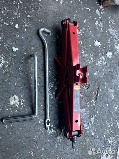 Домкрат 1500 кг