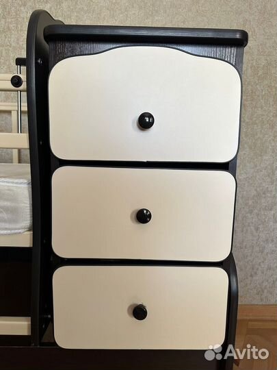 Детская кроватка с маятником