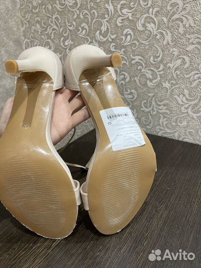 Новые босоножки 40р
