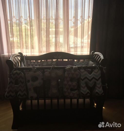 Детская кроватка с маятником и комодом