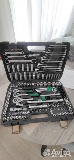 Набор инструментов для авто в чемодане 151п