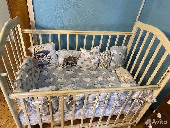 Детская кроватка с маятником