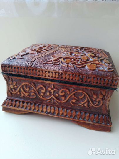 Деревянная шкатулка