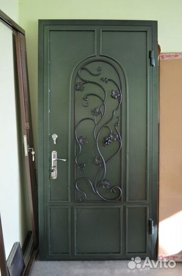Дверь новая с кованной накладкой