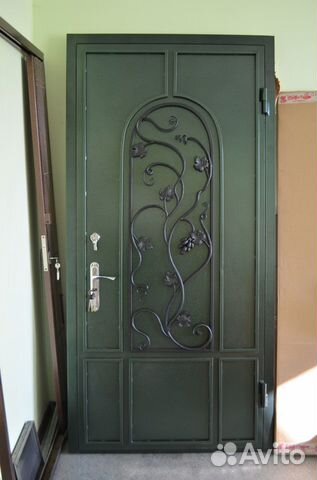 Дверь новая с кованной накладкой