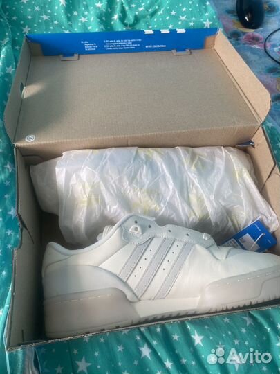 Продаю оригинальные кроссовки мужкские adidas