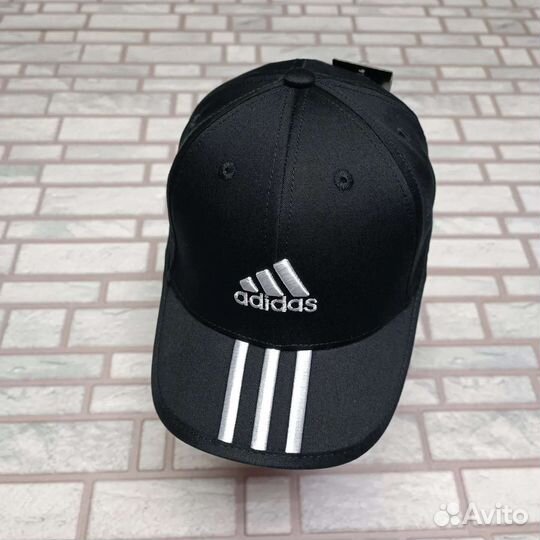 Чёрная бейсболка с белым логотипом adidas