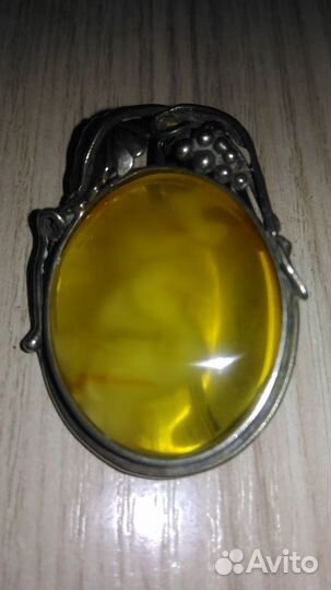 Брошь с янтарём