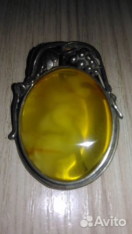 Брошь с янтарём