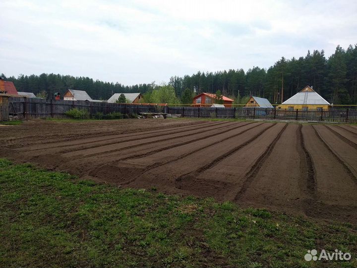 Вспашка земли японским минитрактором