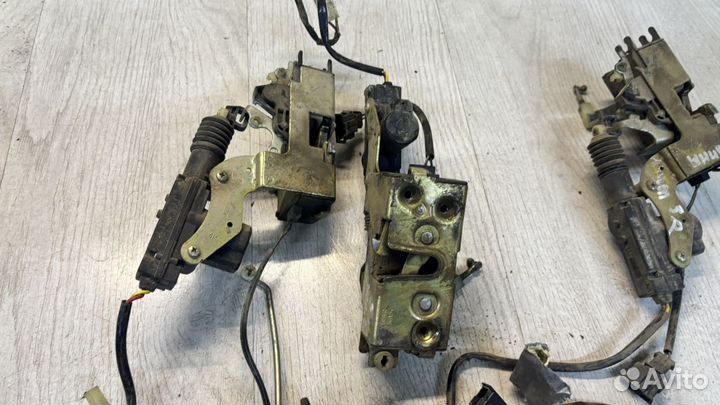 Замок двери Шевроле Нива