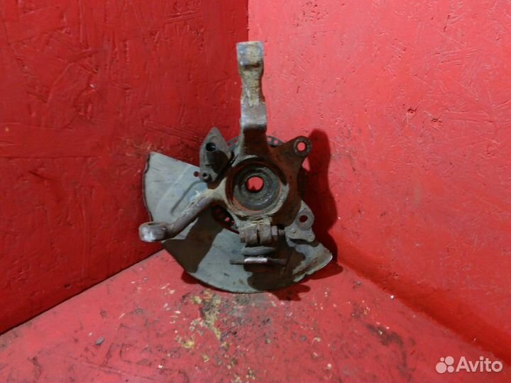 Кулак передний правый Фольксваген Пассат Б4