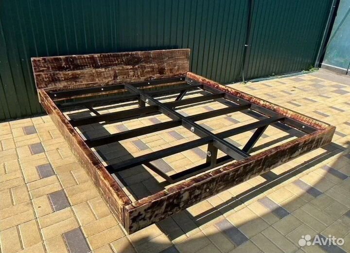 Кровать лофт с каркасом из металла