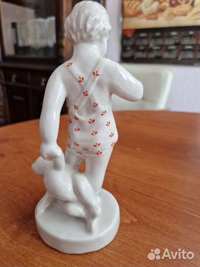 Мальчик с мишкой, вазы