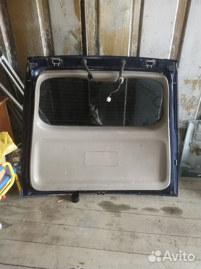 Дверь багажника toyota isis