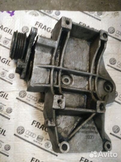 Кронштейн компрессора кондиционера Volkswagen