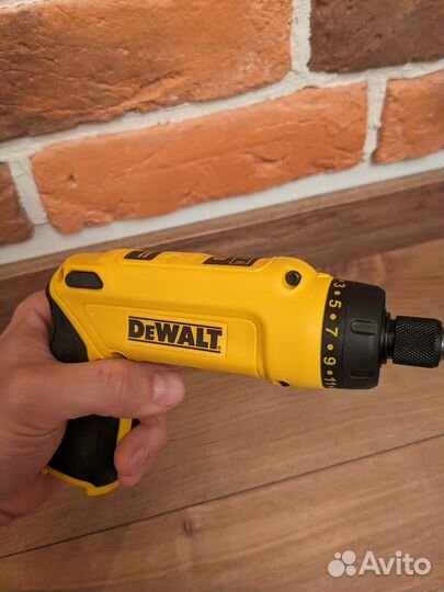 Аккумуляторная отвертка Dewalt DCF680G2