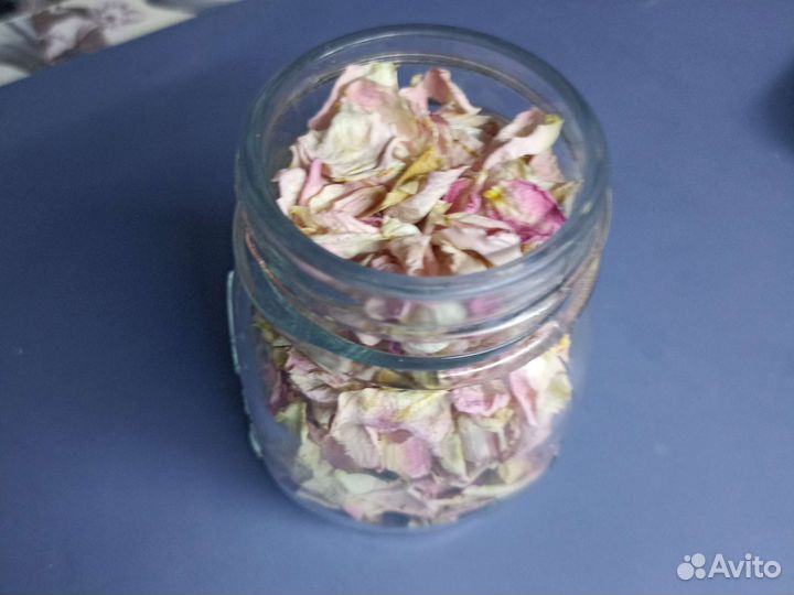 Лепестки роз