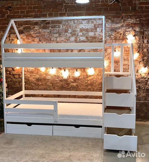 Детская двухъярусная кроватка с лестницей комодом