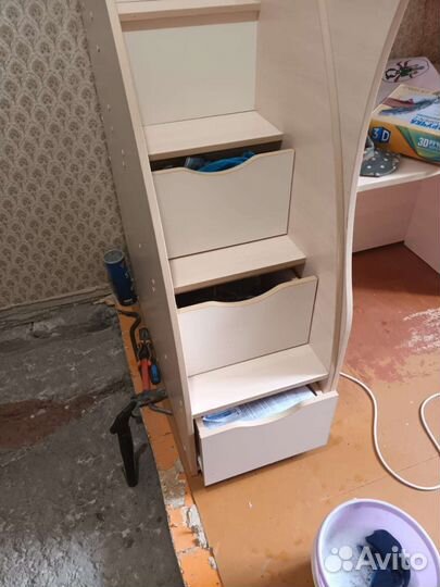 Детская кровать чердак со столом и шкафом