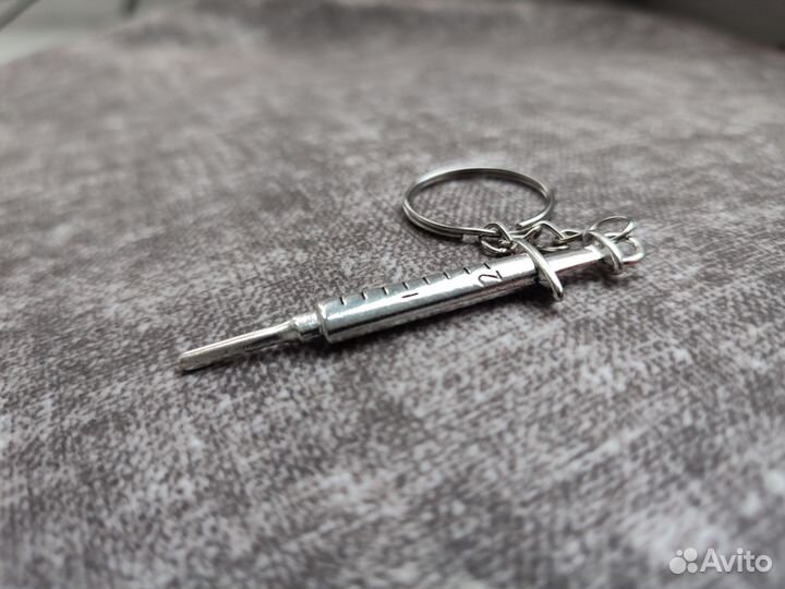 Брелок-шприц