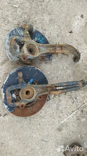 Кулак передний левый Volkswagen Touareg