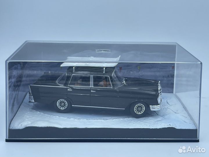 Mercedes-Benz - 220S W111 On Her Majesty's Secret