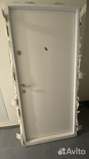 Дверь входная от застройщика пик