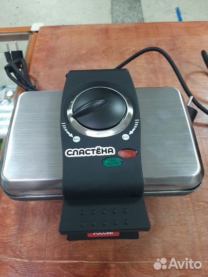 Электрическая вафельница новая