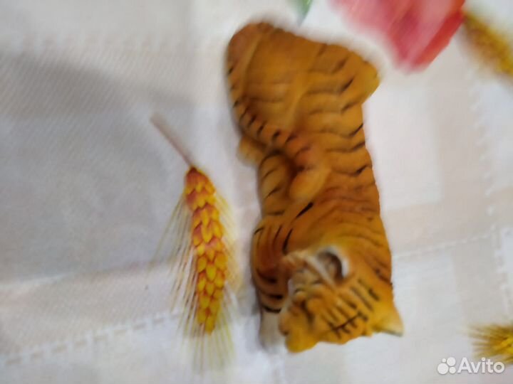 Статуэтки слон и тигр