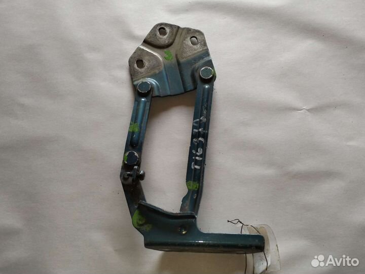 Петля капота правая для VW Caddy III