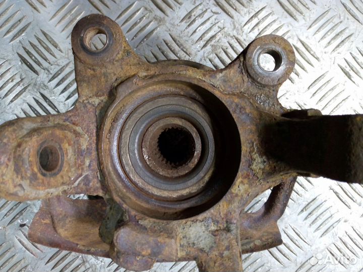 Кулак передний правый nissan Almera Classic