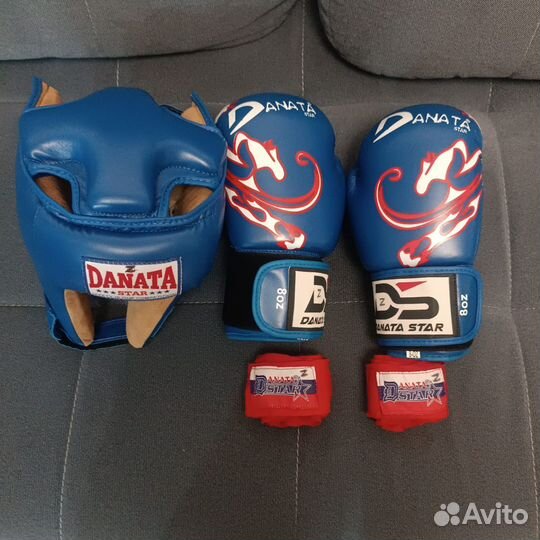 Боксерские перчатки и шлем