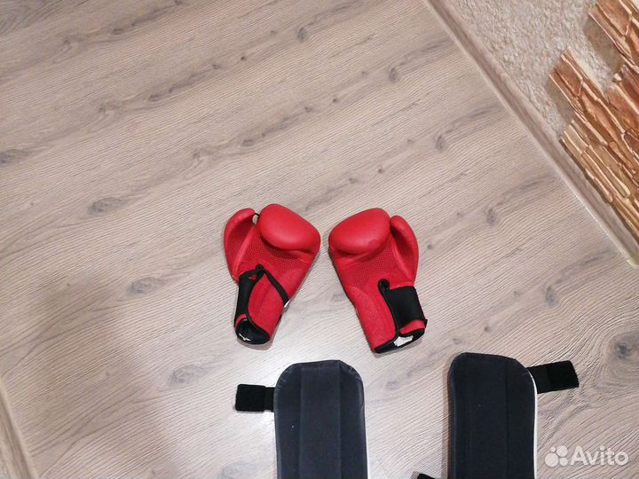 Защита голени и перчатки