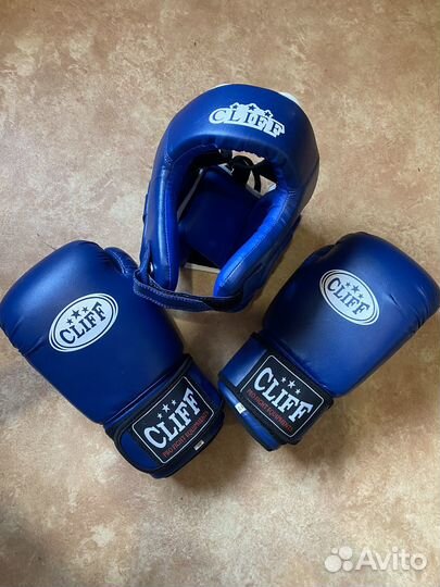 Боксерские перчатки и шлем