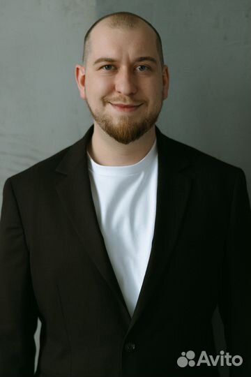 Ведущий Антон Петрухин