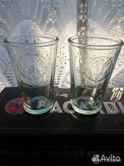 Пустая бутылка и рюмки от рома Bacardi в коробке