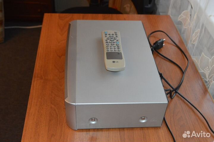 Видеомагнитофон (видеоплеер) LG-L225