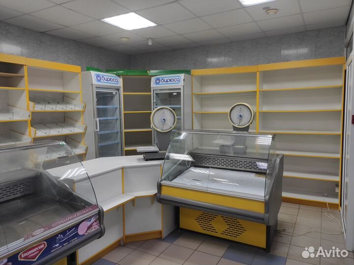 Торговое оборудование (стеллажи, холодильники)