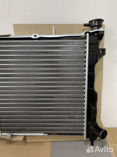 Радиатор охлаждения Dodge Caravan 2.4