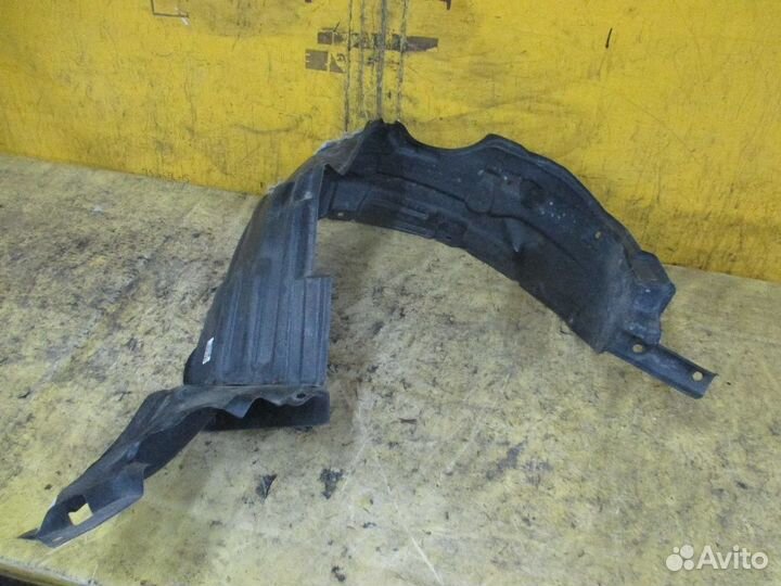 Подкрылок Toyota Prius NHW20 (Переднее Правое)